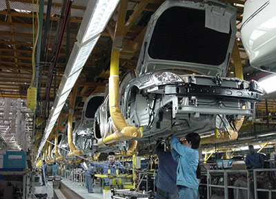 毕业生工作在海狮汽车生产线上