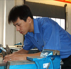 曲　骊：钳工实习指导教师