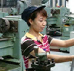 罗　杰：车工实习指导教师